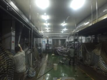 海底捞加工区清洗中.JPG